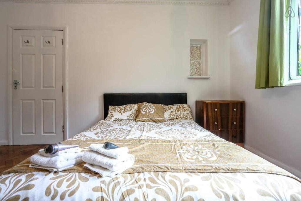Oyo Guest House Ellipse Whetstone Eksteriør billede
